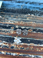 Clover stud
