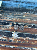 Clover stud