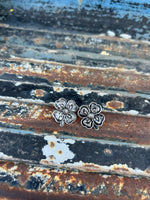 Clover stud