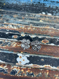 Clover stud